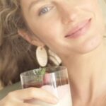 Gisele Bündchen Instagram - One of my favorite desserts, the one and only Strawberry chocolate parfait! Thank you Joanne for teaching me how to make it! Hope you guys enjoy ! Ps. Instead of the vanilla bean you can use a teaspoon of vanilla extract. 🍓✨ Uma das minhas sobremesas favoritas, o único parfait de morango com coco e chocolate! Obrigada Joanne por me ensinar como fazer essa delícia! Espero que gostem! Obs. Você pode trocar a fava de baunilha, por uma colher de chá de extrato de baunilha.