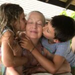 Gisele Bündchen Instagram - Mãezinha amada, Dói saber que não poderei mais te abraçar, mas sei que você sempre estará nos cuidando. Você foi um anjo na terra, sempre ajudando todos ao seu redor. Sou muito grata por ser sua filha e por ter aprendido com você. Obrigada por ser o melhor exemplo de amor, força, compaixão, coragem e graça. Vou sempre guardar com carinho as lindas memórias que compartilhamos e viverei pelos valores que você me ensinou. Você viverá para sempre através das muitas vidas que tocou.Obrigada por me dar cinco melhores amigas para a vida. Seu amor sempre nos guiará. Te verei em meus sonhos. Te amo ❤️ Beloved mom, It hurts to know that I won’t be able to hug you anymore, but I know that you will always be watching over us. You were an angel on earth, always helping everyone around you. I am so grateful to be your daughter and to have learned from you. Thank you for being the best role model of love, strength, compassion, courage, and grace. I will forever cherish the beautiful memories we shared and will live by the values you taught me. You will live forever through the many lives that you touched. Thank you for giving me five best friends for life. Your love will always guide us. I will see you in my dreams. Love you ❤️