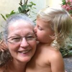 Gisele Bündchen Instagram - Mãezinha amada, Dói saber que não poderei mais te abraçar, mas sei que você sempre estará nos cuidando. Você foi um anjo na terra, sempre ajudando todos ao seu redor. Sou muito grata por ser sua filha e por ter aprendido com você. Obrigada por ser o melhor exemplo de amor, força, compaixão, coragem e graça. Vou sempre guardar com carinho as lindas memórias que compartilhamos e viverei pelos valores que você me ensinou. Você viverá para sempre através das muitas vidas que tocou.Obrigada por me dar cinco melhores amigas para a vida. Seu amor sempre nos guiará. Te verei em meus sonhos. Te amo ❤️ Beloved mom, It hurts to know that I won’t be able to hug you anymore, but I know that you will always be watching over us. You were an angel on earth, always helping everyone around you. I am so grateful to be your daughter and to have learned from you. Thank you for being the best role model of love, strength, compassion, courage, and grace. I will forever cherish the beautiful memories we shared and will live by the values you taught me. You will live forever through the many lives that you touched. Thank you for giving me five best friends for life. Your love will always guide us. I will see you in my dreams. Love you ❤️