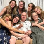 Gisele Bündchen Instagram - Mãezinha amada, Dói saber que não poderei mais te abraçar, mas sei que você sempre estará nos cuidando. Você foi um anjo na terra, sempre ajudando todos ao seu redor. Sou muito grata por ser sua filha e por ter aprendido com você. Obrigada por ser o melhor exemplo de amor, força, compaixão, coragem e graça. Vou sempre guardar com carinho as lindas memórias que compartilhamos e viverei pelos valores que você me ensinou. Você viverá para sempre através das muitas vidas que tocou.Obrigada por me dar cinco melhores amigas para a vida. Seu amor sempre nos guiará. Te verei em meus sonhos. Te amo ❤️ Beloved mom, It hurts to know that I won’t be able to hug you anymore, but I know that you will always be watching over us. You were an angel on earth, always helping everyone around you. I am so grateful to be your daughter and to have learned from you. Thank you for being the best role model of love, strength, compassion, courage, and grace. I will forever cherish the beautiful memories we shared and will live by the values you taught me. You will live forever through the many lives that you touched. Thank you for giving me five best friends for life. Your love will always guide us. I will see you in my dreams. Love you ❤️