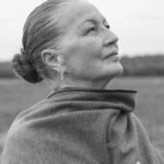 Gisele Bündchen Instagram - Mãezinha amada, Dói saber que não poderei mais te abraçar, mas sei que você sempre estará nos cuidando. Você foi um anjo na terra, sempre ajudando todos ao seu redor. Sou muito grata por ser sua filha e por ter aprendido com você. Obrigada por ser o melhor exemplo de amor, força, compaixão, coragem e graça. Vou sempre guardar com carinho as lindas memórias que compartilhamos e viverei pelos valores que você me ensinou. Você viverá para sempre através das muitas vidas que tocou.Obrigada por me dar cinco melhores amigas para a vida. Seu amor sempre nos guiará. Te verei em meus sonhos. Te amo ❤️ Beloved mom, It hurts to know that I won’t be able to hug you anymore, but I know that you will always be watching over us. You were an angel on earth, always helping everyone around you. I am so grateful to be your daughter and to have learned from you. Thank you for being the best role model of love, strength, compassion, courage, and grace. I will forever cherish the beautiful memories we shared and will live by the values you taught me. You will live forever through the many lives that you touched. Thank you for giving me five best friends for life. Your love will always guide us. I will see you in my dreams. Love you ❤️