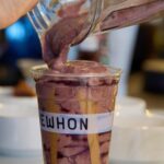 Gisele Bündchen Instagram - Giselderberry Boost Smoothie is now available at @erewhonmarket ! It’s delicious and nutritious! Hope you like it! The ingredients: 🌱 @gaiaherbs certified Organic Black Elderberry Syrup + Gaia Herbs Elderberry glaze ✔️ Organic Coconut Milk + Coconut Meat ✔️ Organic Açaí + Banana + Dates ✔️ Organic Almond Butter ✔️ Erewhon Organic Plant Protein ✔️ Organic Vanilla Collagen ✔️ Organic Lucuma A portion of proceeds go to @rodaleinstitute in support of organic agriculture.🌾 Giselderberry Boost Smoothie já está disponível em @erewhonmarket! É delicioso e nutritivo! Espero que você goste! Os ingredientes: 🌱 Xarope de sabugueiro preto orgânico certificado @gaiaherbs + cobertura de sabugueiro Gaia Herbs ✔️ Leite de Coco Orgânico + Carne de Coco ✔️ Açaí Orgânico + Banana + Tâmaras ✔️ Manteiga de amêndoa orgânica ✔️ Proteína Vegetal Orgânica Erewhon ✔️ Colágeno de Baunilha Orgânico ✔️ Lúcuma Orgânica Uma parte dos lucros vai para o @rodaleinstitute em apoio à agricultura orgânica.🌾