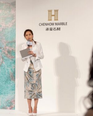 Gladys Lee Instagram - 每一場主持活動的服裝都是精心挑選搭配客戶品牌調性、活動主視覺，讓主持人風格聚焦、畫龍點睛而不搶戲。

-
梳化 @chen_yichuan 
服裝 @jsselect #jsselect 

.
#computex #開幕式 #全英主持 #新聞主播 #節目主持 #主持人 #雙語主持 #活動主持 #精品主持  #中英主持 #中英主持人 #英文主持人 #直播 #直播主持人 #開幕主持 #論壇主持 #春酒主持 #記者會主持 #記者會 #晚宴主持 #host #bilingualhost