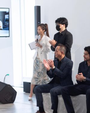 Gladys Lee Instagram - 每一場主持活動的服裝都是精心挑選搭配客戶品牌調性、活動主視覺，讓主持人風格聚焦、畫龍點睛而不搶戲。

-
梳化 @chen_yichuan 
服裝 @jsselect #jsselect 

.
#computex #開幕式 #全英主持 #新聞主播 #節目主持 #主持人 #雙語主持 #活動主持 #精品主持  #中英主持 #中英主持人 #英文主持人 #直播 #直播主持人 #開幕主持 #論壇主持 #春酒主持 #記者會主持 #記者會 #晚宴主持 #host #bilingualhost