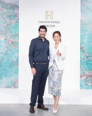 Gladys Lee Instagram - 每一場主持活動的服裝都是精心挑選搭配客戶品牌調性、活動主視覺，讓主持人風格聚焦、畫龍點睛而不搶戲。

-
梳化 @chen_yichuan 
服裝 @jsselect #jsselect 

.
#computex #開幕式 #全英主持 #新聞主播 #節目主持 #主持人 #雙語主持 #活動主持 #精品主持  #中英主持 #中英主持人 #英文主持人 #直播 #直播主持人 #開幕主持 #論壇主持 #春酒主持 #記者會主持 #記者會 #晚宴主持 #host #bilingualhost