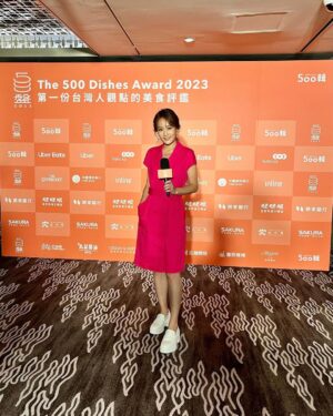 Gladys Lee Instagram - #500盤晚宴 #紅毯直播 

9月收尾最熱鬧的主持現場：500盤晚宴，紅毯上星光熠熠，全城最「食」髦的饕客們齊聚 Regent Taipei 晶華酒店，吃美食、喝好酒，聊餐飲，再看看今年又能從50位評審的票選名單中，找到哪些自己不知道的好味道！

@500times_tw #500盤 #第一份台灣人觀點的美食評鑑

👗 @lafeta_official #lafeta

.
#開幕式 #全英主持 #新聞主播 #節目主持 #主持人 #雙語主持 #活動主持 #精品主持  #中英主持 #中英主持人 #英文主持人 #直播 #直播主持人 #開幕主持 #論壇主持 #春酒主持 #記者會主持 #記者會 #晚宴主持 #host #bilingualhost