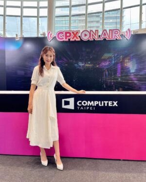 Gladys Lee Instagram - #台北國際電腦展 連續第二年在大型展會現場搭建攝影棚，開設中英文直播訪談節目，我們再次一起合作完成這項任務，發揮新聞團隊戰力，讓播報零時差向國際買家、參展品牌展現展會亮點；

有太多感謝要給密切合作的主辦單位貿協團隊，謝謝我強大的主持人陣容 @imethan6 @circlelisa @emceerebecca ，絕對不能沒有的 @jcjillchen ，最專業有默契的導播，還有資深攝影團好手（讓大家回到daily的背脊發涼😂），再次一起完成過癮的任務！

Stay tuned on《CPX ON AIR》🖤💗

📡 直播 @chiwanlive #趣玩影像 
💄 梳化 @chen_yichuan 
👗 服裝 @lafeta_official #lafeta

.
@computextaipei #COMPUTEX #computex2023 #CPXONAIR
#開幕式 #全英主持 #新聞主播 #節目主持 #主持人 #雙語主持 #活動主持 #精品主持  #中英主持 #中英主持人 #英文主持人 #直播 #直播主持人 #開幕主持 #論壇主持 #春酒主持 #記者會主持 #記者會 #晚宴主持 #host #bilingualhost