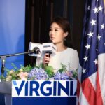 Gladys Lee Instagram - #美國維吉尼亞州駐台辦事處成立記者會 台灣是美國值得信任的夥伴，全美目前有15州與關島在台灣設立辦事處，其中6個辦事處是過去3年期間新設立或恢復設立，這個月很榮幸受邀擔任美國維吉尼亞州設駐台辦事處記者會暨午宴酒會雙語主持人，見證重要時刻； 維吉尼亞州商貿部長親自率團主持記者會，包含維吉尼亞經濟發展夥伴成員，以及首任駐台辦事處處長出席，宣示強化台美經貿、科技連結。 States for Lovers and friendship for Taiwan. V for Virginia and Victory. 👗 @jsselect 夏秋白紗洋裝🤍 . #開幕式 #全英主持 #新聞主播 #節目主持 #主持人 #雙語主持 #活動主持 #精品主持 #中英主持 #中英主持人 #英文主持人 #直播 #直播主持人 #開幕主持 #論壇主持 #春酒主持 #記者會主持 #記者會 #晚宴主持 #host #bilingualhost