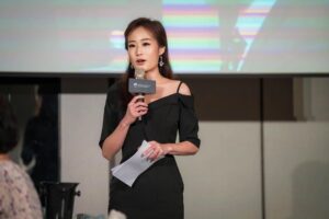 Gladys Lee Instagram - #主播主持 #2023台灣最佳法國酒侍酒師決賽 #BestSommelierinFrenchWinesCompetition

再次主持年度侍酒師大事：最佳法國酒侍酒師總決賽，考驗專業知識之外，侍酒技巧、對答、臨場反應都表現的非常精彩🍷以主持人身份連年參與、見證這麼多屆比賽，看見選手的大躍進，真心替台灣侍酒產業喝采！

恭喜 @howardchangg #張哲豪 @max.my_life #黃嘉偉 獲得今年度冠軍、亞軍，準備 一同前進新加坡角逐亞洲區最佳法國酒侍酒師啦！

2023 Taiwan Best Sommelier In French Wines Competition

@sufangwei @aa55aa555 

#FrenchWines #BestSommelierinTaiwan #Bilingualhost #eventhost #雙語主持 #記者會主持 #活動主持 #線上直播 #雙語主持人 #開幕主持 #中英雙語主持 #中英雙語 #中英雙語主持人 #李宛儒 #GladysLee