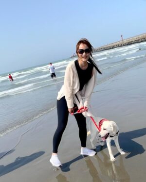 Gladys Lee Instagram - 四月最後一週的週三是 #國際導盲犬日，全球共同響應串連，提升整體社會對於 #導盲犬 #輔助犬 的共識與意識；

Ula下個月要滿七個月，天天伸懶腰長高、散步玩耍長肌肉，隨時訓練、隨時教導也讓她長腦袋更機靈，天天帶著她探索人類社會，認識這個世界，我們一起蹲下來看麻雀，一起去機場觀景台聽飛機起降引擎聲，一起坐在公車站感受大型車進站的熱氣和開關門的氣壓聲，一起跟家人去海邊踩踩浪花、瘋狂挖沙坑，也搭101的電梯感受耳壓變化，我們到餐廳吃飯帶著她，就在一旁乖乖等待休息，她也跟著我外出工作，進出不同場合、大樓，她用小小的腳掌感覺地板材質的差異，勇敢的穿梭在街道上，直接面對所有的友善和不友善；

寄養家庭的任務是帶著幼犬社會化，並且落實所有基本訓練的指令，鼓勵幼犬盡可能探索，同時必須完全服從而且聽指令、有規矩，訓練老師給了我一個很好的觀念：「不是要孩子都不犯錯，而是犯錯後的提醒、糾正和學習。」狗狗表現完美也不吝於讚美、獎賞和鼓勵，要在狗狗心中建立權威，但卻不心生恐懼，愛她也尊重她，完全是愛的教育的實踐啊！

我在想，教孩子應該跟導盲犬差不多吧？養過導盲犬會不會對生孩子更有信心呢？啊！導盲犬不會哭，更不會頂嘴，這應該是致命的差異🫢

🐾 To the guide dogs of the world – i hope you’re having a PAWE-SOME day! 🐾 Happy International Guide Dog Day! 

Ula is my first trainee puppy from @twguidedog. She will be turning 7 month old in two weeks. Everyday i watch her grow more mature and smarter and learn how to navigate the world. As puppy walker/family I couldn’t be more proud of my beloved baby Ula. 

We know the life-changing difference Guide Dogs make, and that’s why donation or volunteer work play important role within the training process. 

It's also an important day for businesses, industries and the wider community to recognize how a guide and assistance dog refusal can have serious implications for the immediate safety of a person with low vision or blindness.

#GuideDog #AssistanceDog #InternationalGuideDogDay #GuideDogDay #U胎 #Ula #guidedog #eyeseeingdog #workingdog #labradorsofinstagram #labsofinstagram #labradoroftheday #yellowlab #yellowlabsofinstagram #labradorpuppy #whitelab #labsofinsta #yellowlabrador #blacklabrador #retriever #whitelab #拉布拉多 #導盲幼犬 #導盲幼犬寄養家庭
