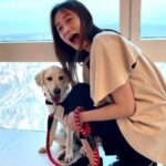 Gladys Lee Instagram - 春假五天連假大家安排去哪兒休息充電呢？ 其實我更喜歡避開人潮，打從出社會之後在電視台上班，工作型態就是自主安排、彈性高，主播班表越是 #年假 #例假日 #各種突發 越得堅守崗位，所以多數人放假的時候，我也很習慣工作，今年春假我也是因為工作都待在台灣，邊滑手機邊跟著朋友一起「視」飛出國也是很過癮！ 找到一天空檔，帶女兒 @more_than_pups 直達台北101的 @simplekaffa Simple Kaffa #天空興波 ，天氣晴朗讓高空美景盡收眼底，遠眺大直、內湖超級清晰，咖啡好喝、甜點好吃，選擇外帶還有 standing bar 站位區，很棒的新踩點🤍 . #全英主持 #雙語主持人 #新聞主播 #節目主持 #主持人 #雙語主持 #活動主持 #精品主持 #中英主持 #中英主持人 #英文主持人 #全英主持 #直播主持人 #開幕主持 #論壇主持 #春酒主持 #記者會主持 #晚宴主持 #host #emcee #bilingualhost