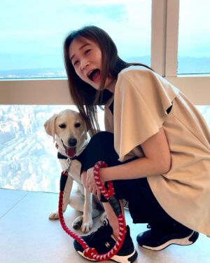 Gladys Lee Instagram - 春假五天連假大家安排去哪兒休息充電呢？

其實我更喜歡避開人潮，打從出社會之後在電視台上班，工作型態就是自主安排、彈性高，主播班表越是 #年假 #例假日 #各種突發 越得堅守崗位，所以多數人放假的時候，我也很習慣工作，今年春假我也是因為工作都待在台灣，邊滑手機邊跟著朋友一起「視」飛出國也是很過癮！

找到一天空檔，帶女兒 @more_than_pups 直達台北101的 @simplekaffa Simple Kaffa #天空興波 ，天氣晴朗讓高空美景盡收眼底，遠眺大直、內湖超級清晰，咖啡好喝、甜點好吃，選擇外帶還有 standing bar 站位區，很棒的新踩點🤍

.
#全英主持 #雙語主持人 #新聞主播 #節目主持 #主持人 #雙語主持 #活動主持 #精品主持  #中英主持 #中英主持人 #英文主持人 #全英主持 #直播主持人 #開幕主持 #論壇主持 #春酒主持 #記者會主持 #晚宴主持 #host #emcee #bilingualhost