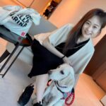 Gladys Lee Instagram - 春假五天連假大家安排去哪兒休息充電呢？ 其實我更喜歡避開人潮，打從出社會之後在電視台上班，工作型態就是自主安排、彈性高，主播班表越是 #年假 #例假日 #各種突發 越得堅守崗位，所以多數人放假的時候，我也很習慣工作，今年春假我也是因為工作都待在台灣，邊滑手機邊跟著朋友一起「視」飛出國也是很過癮！ 找到一天空檔，帶女兒 @more_than_pups 直達台北101的 @simplekaffa Simple Kaffa #天空興波 ，天氣晴朗讓高空美景盡收眼底，遠眺大直、內湖超級清晰，咖啡好喝、甜點好吃，選擇外帶還有 standing bar 站位區，很棒的新踩點🤍 . #全英主持 #雙語主持人 #新聞主播 #節目主持 #主持人 #雙語主持 #活動主持 #精品主持 #中英主持 #中英主持人 #英文主持人 #全英主持 #直播主持人 #開幕主持 #論壇主持 #春酒主持 #記者會主持 #晚宴主持 #host #emcee #bilingualhost