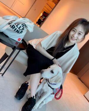 Gladys Lee Instagram - 春假五天連假大家安排去哪兒休息充電呢？

其實我更喜歡避開人潮，打從出社會之後在電視台上班，工作型態就是自主安排、彈性高，主播班表越是 #年假 #例假日 #各種突發 越得堅守崗位，所以多數人放假的時候，我也很習慣工作，今年春假我也是因為工作都待在台灣，邊滑手機邊跟著朋友一起「視」飛出國也是很過癮！

找到一天空檔，帶女兒 @more_than_pups 直達台北101的 @simplekaffa Simple Kaffa #天空興波 ，天氣晴朗讓高空美景盡收眼底，遠眺大直、內湖超級清晰，咖啡好喝、甜點好吃，選擇外帶還有 standing bar 站位區，很棒的新踩點🤍

.
#全英主持 #雙語主持人 #新聞主播 #節目主持 #主持人 #雙語主持 #活動主持 #精品主持  #中英主持 #中英主持人 #英文主持人 #全英主持 #直播主持人 #開幕主持 #論壇主持 #春酒主持 #記者會主持 #晚宴主持 #host #emcee #bilingualhost