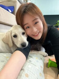 Gladys Lee Instagram - 滿三個月，可以分享了😆 我當媽媽啦，女兒叫做Ula，是一隻奶油色拉拉，經過嚴謹的導盲犬寄養家庭申請程序（真的是三個月以上），遞交書面申請、電話溝通、家庭面試、成犬試養等四個階段之後，台灣導盲犬協會分派這隻U胎小天使給我，從15週大帶到一歲半左右正式上學，協助寶寶建立常規、服從、穩定，以及最重要的社會化訓練，穿上訓練中的紅背心搭公車、捷運、雙鐵、飛機，出入賣場、餐廳，熟悉複雜的人類環境（台灣的街道對幼犬難度真的好高！隨地都是煙蒂、檳榔渣，媽媽心累～），也讓寶寶在家都能保持穩定情緒； 導盲犬上學之前的階段，有賴志工家庭協助寄養工作，因為工作犬的養成很不容易，家長也要學習好多規則，更不捨的是一歲之後的分離才是考驗，所以寄養家庭並不好招募，但對我來說，這是人生中很棒的經驗和成長，是今年給自己的挑戰和生命禮物，謝謝好朋友們記得我的生日，有大家的祝福，相信今年一定平安健康，順利幸福，下回相約很有可能我會帶著Ula喲！ 拍拍自己肩膀，加油打氣，媽媽我要加油，順利把寶寶帶大，讓她能成為出色優秀的工作犬 🦮 #導盲犬寄養家庭 #故事分享 #拉布拉多幼犬 #工作犬 #導盲犬 #換牙嘴很養的小寶寶