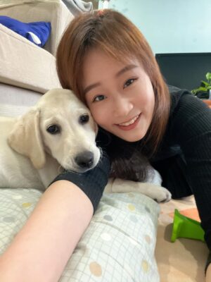 Gladys Lee Instagram - 滿三個月，可以分享了😆

我當媽媽啦，女兒叫做Ula，是一隻奶油色拉拉，經過嚴謹的導盲犬寄養家庭申請程序（真的是三個月以上），遞交書面申請、電話溝通、家庭面試、成犬試養等四個階段之後，台灣導盲犬協會分派這隻U胎小天使給我，從15週大帶到一歲半左右正式上學，協助寶寶建立常規、服從、穩定，以及最重要的社會化訓練，穿上訓練中的紅背心搭公車、捷運、雙鐵、飛機，出入賣場、餐廳，熟悉複雜的人類環境（台灣的街道對幼犬難度真的好高！隨地都是煙蒂、檳榔渣，媽媽心累～），也讓寶寶在家都能保持穩定情緒；

導盲犬上學之前的階段，有賴志工家庭協助寄養工作，因為工作犬的養成很不容易，家長也要學習好多規則，更不捨的是一歲之後的分離才是考驗，所以寄養家庭並不好招募，但對我來說，這是人生中很棒的經驗和成長，是今年給自己的挑戰和生命禮物，謝謝好朋友們記得我的生日，有大家的祝福，相信今年一定平安健康，順利幸福，下回相約很有可能我會帶著Ula喲！

拍拍自己肩膀，加油打氣，媽媽我要加油，順利把寶寶帶大，讓她能成為出色優秀的工作犬 🦮

#導盲犬寄養家庭 #故事分享
#拉布拉多幼犬
#工作犬 #導盲犬
#換牙嘴很養的小寶寶