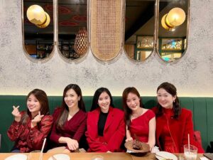 Gladys Lee Instagram - 開工春酒自己辦，主播主持人們的鴻（紅）兔之約太成功、太歡樂、太好聊了啦，要繼續相約唷💕

十多年前陸續進入電視台工作的我們，過去多半是在電視機上看對方播新聞，跑線的時候匆忙聊天問候，這幾年各自轉型主持人的我們，有更多共同話題和煩惱，前年跟 @purplesmiling 芷娟說好要一起來辦尾牙，摸彩抽獎，慰勞自己的努力和拍拍肩膀說聲讚，去年底實現願望，超級開心邀約到 @truewingchu @chia0628 @sharonlee10006 齊聚，還有 @annehung69 @catherinechu0211 @lindsey_chocho 也相約要再來場小聚會，好喜歡這天晚餐的話題，天南地北都能聊、都有想法見識，知識含量好高呀！

謝謝好姐妹大美人們的生日祝福，生日週的慶祝準備起跑🫶 祝福大家好案源多多、健康平安，還有第三個願望就留給自己囉！

#春酒 #主持人 #主播主持人 #雙語主持 #中英雙語主持人 #中英主持人 #活動主持 #host #bilingualhost