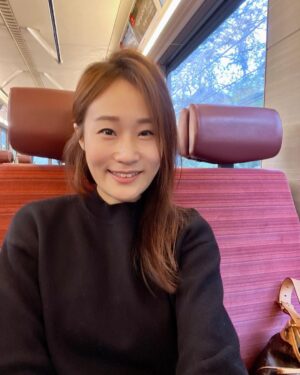 Gladys Lee Instagram - 準備好迎接 #鴻兔 農曆年了嗎？

久違的機場人潮，出境時間拉長，也感受到海外消費熱潮來臨，準備飛出國過農曆年的朋友們，記得提早到機場喲！

#建議提早半小時至一小時
#充分準備出國不慌張

預祝各位粉絲們，農曆新年假期平安健康愉快💕

#農曆新年 #兔年 #主持人 #雙語主持 #主持人 #中英雙語主持 #中英主持 #活動主持 #新聞主播 #主播主持
