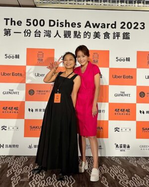Gladys Lee Instagram - #500盤晚宴 #紅毯直播 

9月收尾最熱鬧的主持現場：500盤晚宴，紅毯上星光熠熠，全城最「食」髦的饕客們齊聚 Regent Taipei 晶華酒店，吃美食、喝好酒，聊餐飲，再看看今年又能從50位評審的票選名單中，找到哪些自己不知道的好味道！

@500times_tw #500盤 #第一份台灣人觀點的美食評鑑

👗 @lafeta_official #lafeta

.
#開幕式 #全英主持 #新聞主播 #節目主持 #主持人 #雙語主持 #活動主持 #精品主持  #中英主持 #中英主持人 #英文主持人 #直播 #直播主持人 #開幕主持 #論壇主持 #春酒主持 #記者會主持 #記者會 #晚宴主持 #host #bilingualhost
