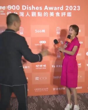 Gladys Lee Instagram - #500盤晚宴 #紅毯直播 

9月收尾最熱鬧的主持現場：500盤晚宴，紅毯上星光熠熠，全城最「食」髦的饕客們齊聚 Regent Taipei 晶華酒店，吃美食、喝好酒，聊餐飲，再看看今年又能從50位評審的票選名單中，找到哪些自己不知道的好味道！

@500times_tw #500盤 #第一份台灣人觀點的美食評鑑

👗 @lafeta_official #lafeta

.
#開幕式 #全英主持 #新聞主播 #節目主持 #主持人 #雙語主持 #活動主持 #精品主持  #中英主持 #中英主持人 #英文主持人 #直播 #直播主持人 #開幕主持 #論壇主持 #春酒主持 #記者會主持 #記者會 #晚宴主持 #host #bilingualhost