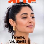 Golshifteh Farahani Instagram - Femme, vie, liberté Une révolution iranienne En septembre 2022, à Téhéran, l’assassinat de Mahsa Amini par la police des mœurs déclenche un soulèvement inédit. Le mouvement ( la révolution ) “Femme, vie, liberté” se propage partout en Iran : soutenues par l’ensemble de la population, les femmes des- cendent dans la rue et retirent leur voile, symbole d’un régime honni. Malgré la répression, la résistance se poursuit. Grâce aux témoignages de manifestants et d’activistes de la diaspora ira- nienne, avec la participation exceptionnelle de l’actrice Golshifteh Farahani, ce film raconte une révolution sans précédent.