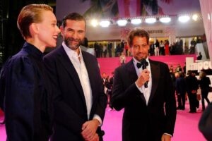 Grégory Fitoussi Instagram - Merci cannes séries pour cette troisième invitation! Merci @hermes et @c_chanut pour l élégance! #cannesseries @makedreamshappenstudio #francetelevisions @studio_vigerie @gazettejuliette @instantsuspendus @neialiabieva @futur.mgmt @eleonore.heuze @agencefrenchlights @guillaume_musso @albin.lewi @camillejulienne