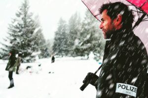 Grégory Fitoussi Instagram - Paraneige. 📸 @aurelieelich #walkyries #shooting #series #tf1 #banijayproductions