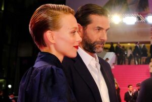 Grégory Fitoussi Instagram - Merci cannes séries pour cette troisième invitation! Merci @hermes et @c_chanut pour l élégance! #cannesseries @makedreamshappenstudio #francetelevisions @studio_vigerie @gazettejuliette @instantsuspendus @neialiabieva @futur.mgmt @eleonore.heuze @agencefrenchlights @guillaume_musso @albin.lewi @camillejulienne