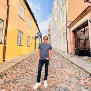 Greg Sestero Instagram - 🇪🇸 🇭🇺 🇦🇹 🇪🇪 🇱🇻 🇬🇧 🇮🇪 Hanging out with you all was out of this world!  Can't wait for the next adventure – Forbidden Sky, here we come! 👽 #theroom #forbiddensky #ufo #roswell #thedisasterartist #york #brighton