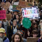 Greta Thunberg Instagram - Today we were more than 4000 people who went out on the streets of Stockholm to demand climate justice. We have showed that we are many who stand united in this fight. We don’t have 4 more years - we need action now. #RöstFörRättvisa #FridaysForFuture 📸: Adam Johansson Parliament House, Stockholm