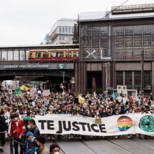 Greta Thunberg Instagram - We’re back! Today has been amazing, we were over 100 000 on the strike in Berlin and 620 000 in Germany alone along with many others all over the world, asking world leaders to #UprootTheSystem . There were strikes in over 80 countries! #FridaysForFuture #ClimateStrike 📸: @jana_legler_photography