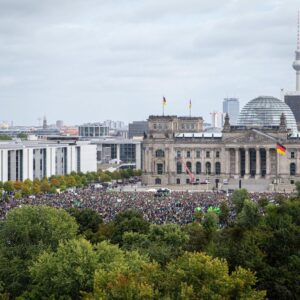 Greta Thunberg Instagram - We’re back! Today has been amazing, we were over 100 000 on the strike in Berlin and 620 000 in Germany alone along with many others all over the world, asking world leaders to #UprootTheSystem . There were strikes in over 80 countries! #FridaysForFuture #ClimateStrike 📸: @jana_legler_photography