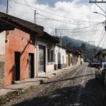 Guillaume St-Amand Instagram – Un 48h à Antigua pendant le festival de las Flores. Une ville chaleureuse, colorée et avec une énergie effervescente. Définitivement une ville incontournable à considérer lors de votre prochain voyage au Guatemala. 🇬🇹 ✨#guatemala #sonyalpha #sony #gosselinphoto