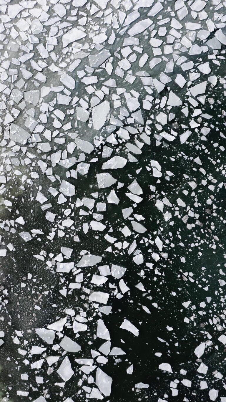 Guillaume St-Amand Instagram - Hypnotisé par ces vagues de glace, quelque part en Gaspésie.