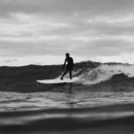 Guillaume St-Amand Instagram - Pendant mon temps à Tofino, j’étais toujours pris dans ma tête à choisir entre surfer ou faire de la photo de surf. To be honest, j’avais complètement oublié ces photos-là mais je me rappelle avoir eu le souffle court et les doigts gelés pendant ce shooting. Good memories ☺️🤘🏽 Tofino, British Columbia