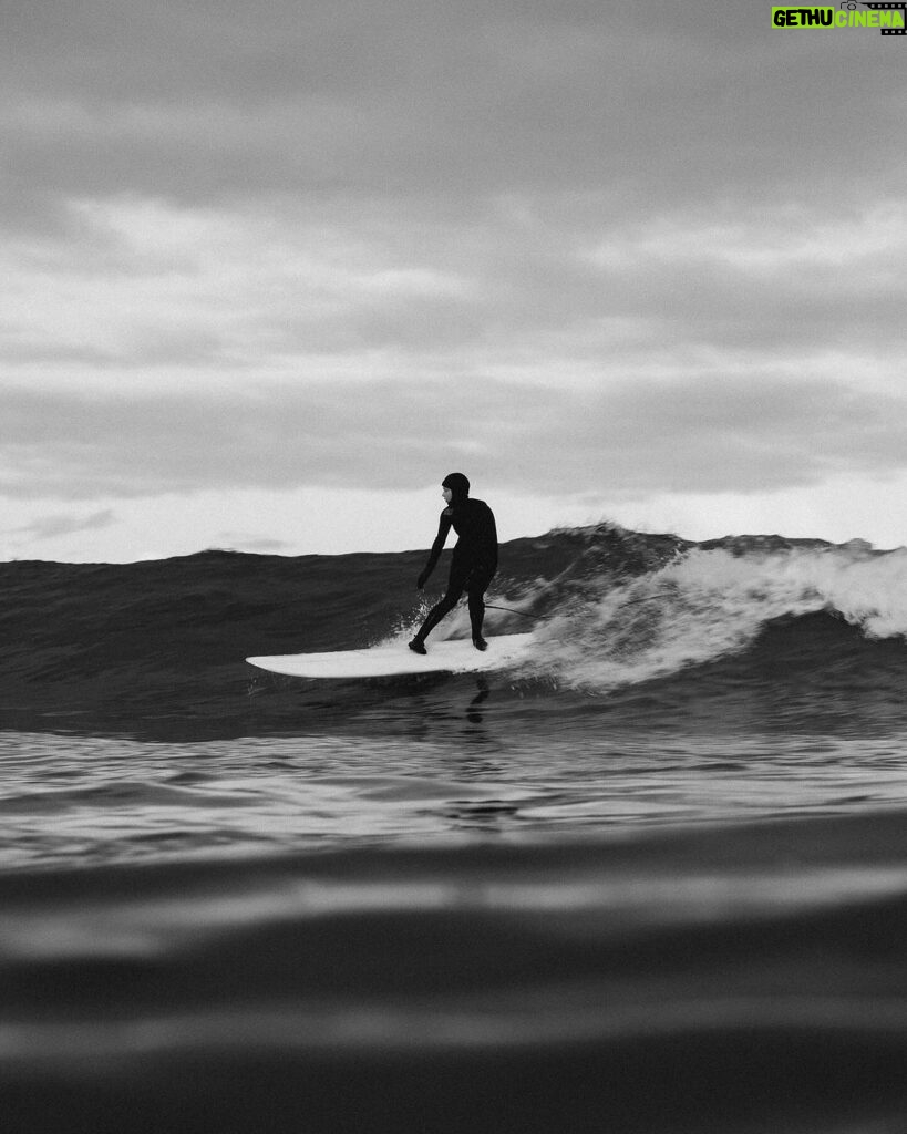 Guillaume St-Amand Instagram - Pendant mon temps à Tofino, j’étais toujours pris dans ma tête à choisir entre surfer ou faire de la photo de surf. To be honest, j’avais complètement oublié ces photos-là mais je me rappelle avoir eu le souffle court et les doigts gelés pendant ce shooting. Good memories ☺️🤘🏽 Tofino, British Columbia