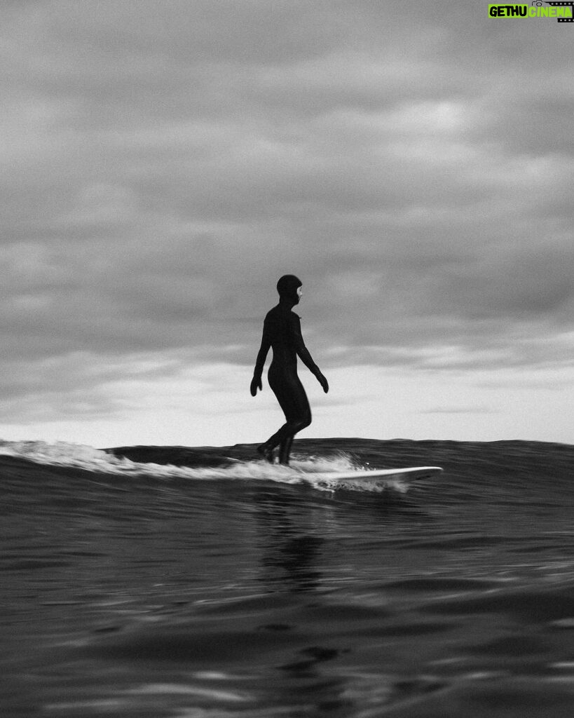 Guillaume St-Amand Instagram - Pendant mon temps à Tofino, j’étais toujours pris dans ma tête à choisir entre surfer ou faire de la photo de surf. To be honest, j’avais complètement oublié ces photos-là mais je me rappelle avoir eu le souffle court et les doigts gelés pendant ce shooting. Good memories ☺️🤘🏽 Tofino, British Columbia