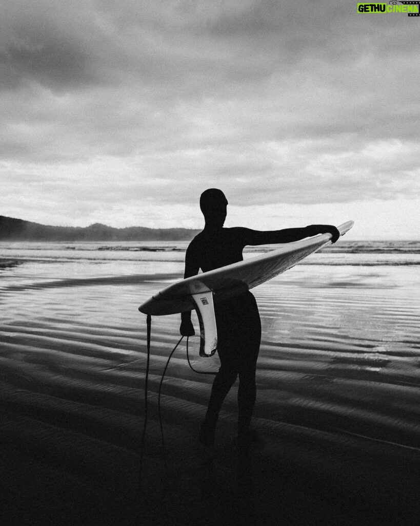 Guillaume St-Amand Instagram - Pendant mon temps à Tofino, j’étais toujours pris dans ma tête à choisir entre surfer ou faire de la photo de surf. To be honest, j’avais complètement oublié ces photos-là mais je me rappelle avoir eu le souffle court et les doigts gelés pendant ce shooting. Good memories ☺️🤘🏽 Tofino, British Columbia