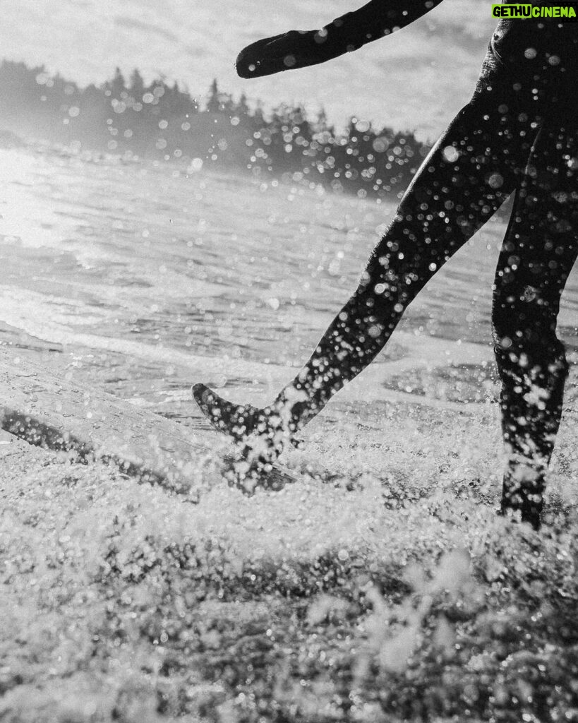 Guillaume St-Amand Instagram - Pendant mon temps à Tofino, j’étais toujours pris dans ma tête à choisir entre surfer ou faire de la photo de surf. To be honest, j’avais complètement oublié ces photos-là mais je me rappelle avoir eu le souffle court et les doigts gelés pendant ce shooting. Good memories ☺️🤘🏽 Tofino, British Columbia