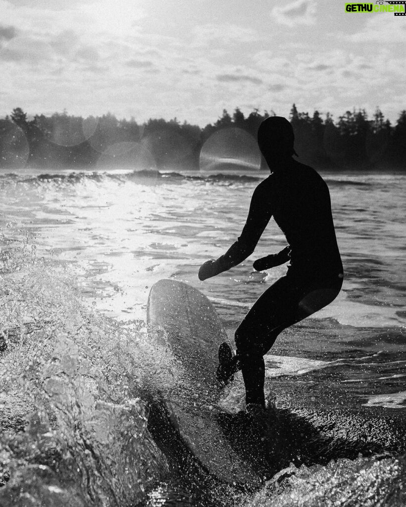 Guillaume St-Amand Instagram - Pendant mon temps à Tofino, j’étais toujours pris dans ma tête à choisir entre surfer ou faire de la photo de surf. To be honest, j’avais complètement oublié ces photos-là mais je me rappelle avoir eu le souffle court et les doigts gelés pendant ce shooting. Good memories ☺️🤘🏽 Tofino, British Columbia