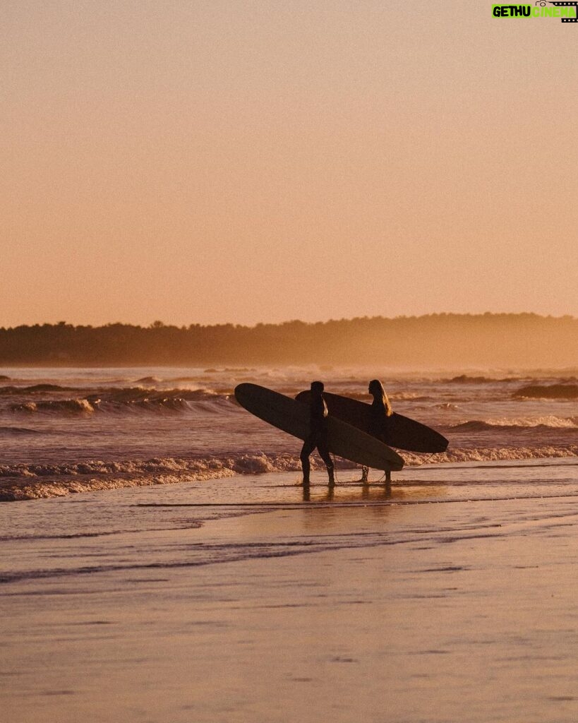 Guillaume St-Amand Instagram - Un plan de dernière minute pour aller surfer dans le Maine avec des personnes que tu ne connais pas? Mmm oui! C’est le genre de trip qui me fait vibrer. De lâcher prise et laisser la vie t’émerveiller. Il arrivera ce qui arrivera. Parce que souvent, on doute ou on se crée un scénario dans notre tête et on fini par réaliser que rien se passe comme on l’avait imaginé. Souvent pour le mieux. Old Orchard Beach Pier