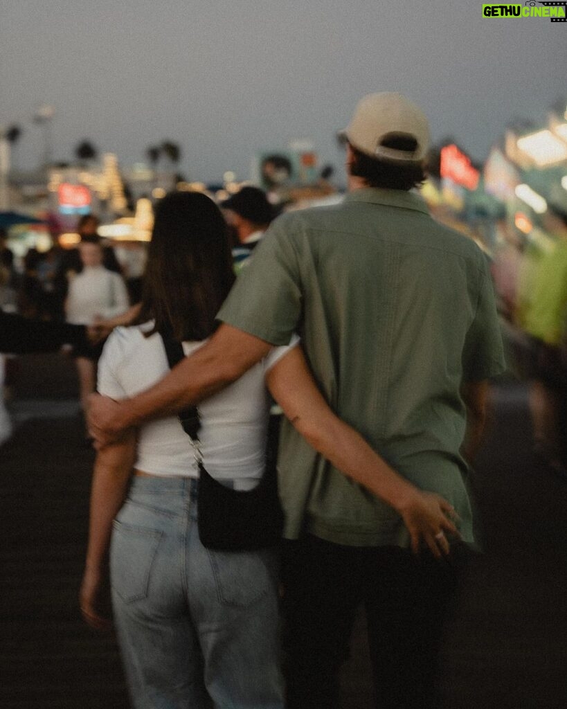 Guillaume St-Amand Instagram - Voici mes deux bons amis @nickbeaup et @simard.elodie — le couple derrière @mateina avec qui je collabore depuis plus de 4 ans. J’ai eu la chance de les suivre en Californie cet été pour documenter une étape importante pour le futur de leur entreprise. Leur mission : faire découvrir le maté. 🧉 Les deux m’inspirent par leur fougue et leur ambition, c’est réellement beau à voir. Happy and proud to call them my friends. Los Angeles, California.