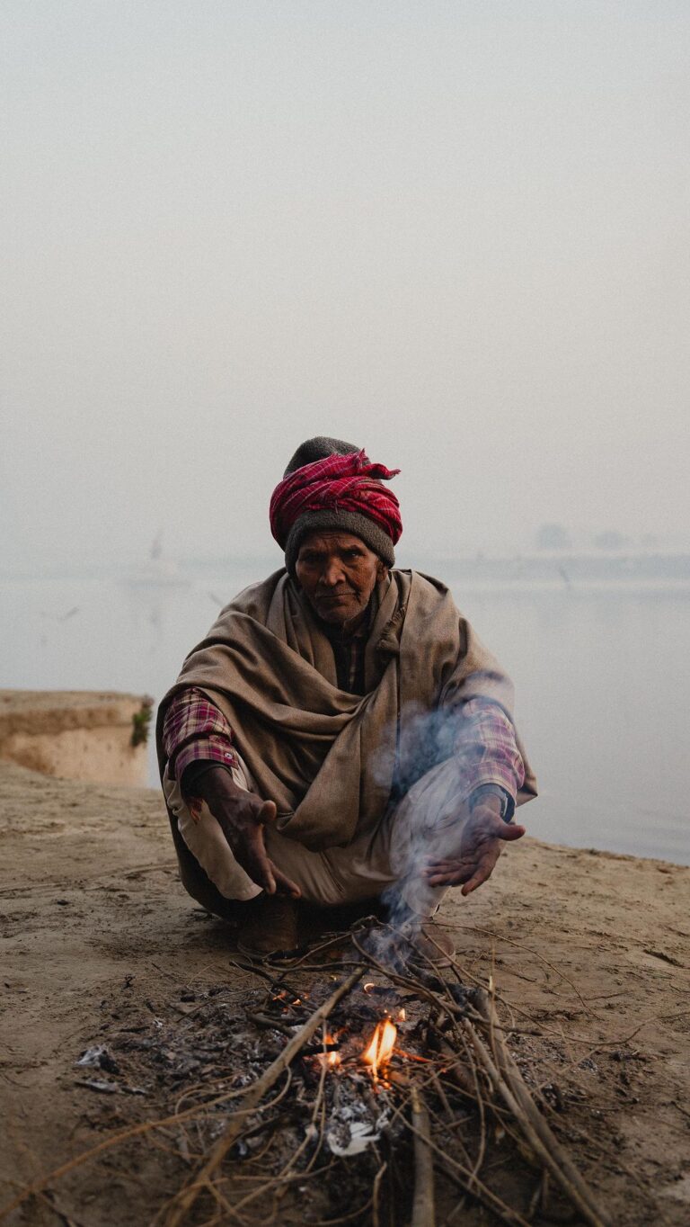 Guillaume St-Amand Instagram - Premier stop sur l’itinéraire, Yamuna Ghat! Situé près d’un crématorium dans une partie historique de Delhi le long de l’une des rivières les plus sacrées de l’Inde, le ghat de Yamuna est toujours en usage aujourd’hui. À l’aube, le ghat est le lieu d’un rassemblement majestueux de centaines de mouettes. #indiapictures #india #exploreindia #yamunaghat