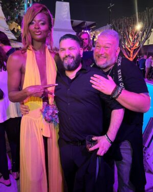 Guillermo Díaz Instagram - 𝘮á𝘴 𝘥𝘦 𝘭𝘢 𝘯𝘰𝘤𝘩𝘦 𝘥𝘦 𝘦𝘴𝘵𝘳𝘦𝘯𝘰…𝘤𝘰𝘯 𝘭𝘢 𝘮𝘢𝘳𝘢𝘷𝘪𝘭𝘭𝘰𝘴𝘢 @the_symone @brosthemovie #PeliculadeAmor #BrosMovie #AmandaBearse