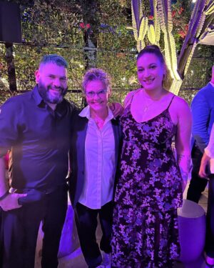 Guillermo Díaz Instagram - 𝘮á𝘴 𝘥𝘦 𝘭𝘢 𝘯𝘰𝘤𝘩𝘦 𝘥𝘦 𝘦𝘴𝘵𝘳𝘦𝘯𝘰…𝘤𝘰𝘯 𝘭𝘢 𝘮𝘢𝘳𝘢𝘷𝘪𝘭𝘭𝘰𝘴𝘢 @the_symone @brosthemovie #PeliculadeAmor #BrosMovie #AmandaBearse