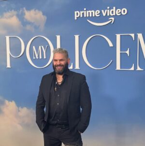 Guillermo Díaz Instagram - 𝘈𝘯𝘰𝘤𝘩𝘦, el 𝘦𝘴𝘵𝘳𝘦𝘯𝘰 𝘥𝘦 𝘶𝘯𝘢 𝘱𝘦𝘭𝘪𝘤𝘶𝘭𝘢 𝘮𝘢𝘳𝘢𝘷𝘪𝘭𝘭𝘰𝘴𝘢 𝘤𝘰𝘯 @harrystyles - gracias! @primevideo @amazonstudios #DavidDawson #BethanRoberts #MYPOLICEMAN