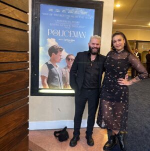 Guillermo Díaz Instagram - 𝘈𝘯𝘰𝘤𝘩𝘦, el 𝘦𝘴𝘵𝘳𝘦𝘯𝘰 𝘥𝘦 𝘶𝘯𝘢 𝘱𝘦𝘭𝘪𝘤𝘶𝘭𝘢 𝘮𝘢𝘳𝘢𝘷𝘪𝘭𝘭𝘰𝘴𝘢 𝘤𝘰𝘯 @harrystyles - gracias! @primevideo @amazonstudios #DavidDawson #BethanRoberts #MYPOLICEMAN