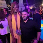Guillermo Díaz Instagram - 𝘮á𝘴 𝘥𝘦 𝘭𝘢 𝘯𝘰𝘤𝘩𝘦 𝘥𝘦 𝘦𝘴𝘵𝘳𝘦𝘯𝘰…𝘤𝘰𝘯 𝘭𝘢 𝘮𝘢𝘳𝘢𝘷𝘪𝘭𝘭𝘰𝘴𝘢 @the_symone @brosthemovie #PeliculadeAmor #BrosMovie #AmandaBearse