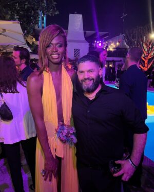 Guillermo Díaz Instagram - 𝘮á𝘴 𝘥𝘦 𝘭𝘢 𝘯𝘰𝘤𝘩𝘦 𝘥𝘦 𝘦𝘴𝘵𝘳𝘦𝘯𝘰…𝘤𝘰𝘯 𝘭𝘢 𝘮𝘢𝘳𝘢𝘷𝘪𝘭𝘭𝘰𝘴𝘢 @the_symone @brosthemovie #PeliculadeAmor #BrosMovie #AmandaBearse
