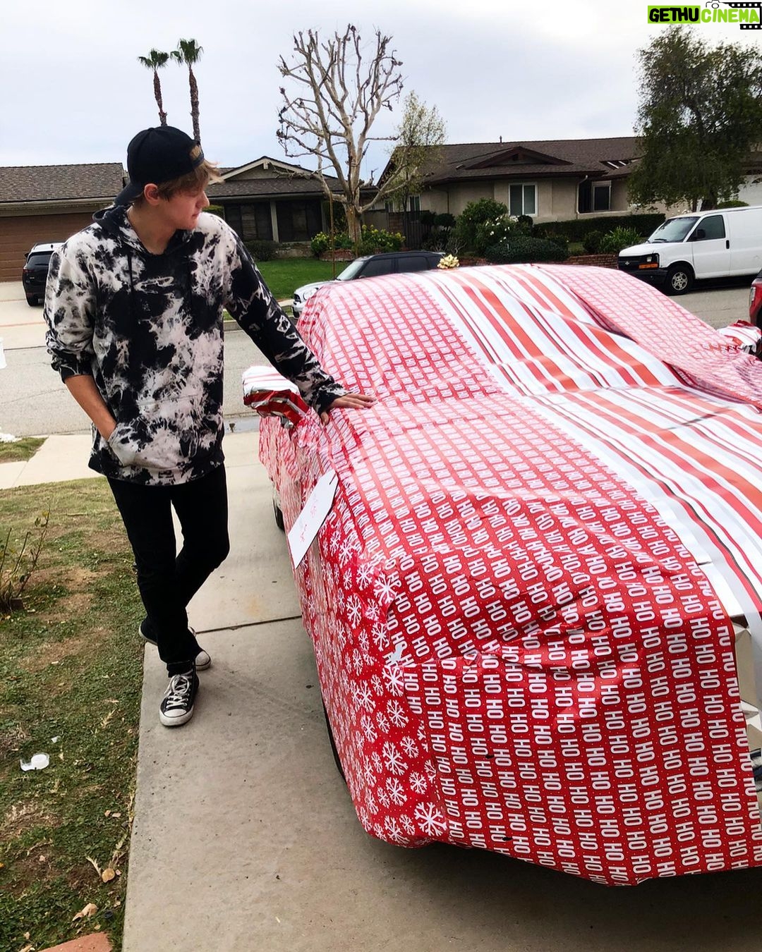 Gus De St. Jeor Instagram – My bros gave me a nice Christmas wrap for ...